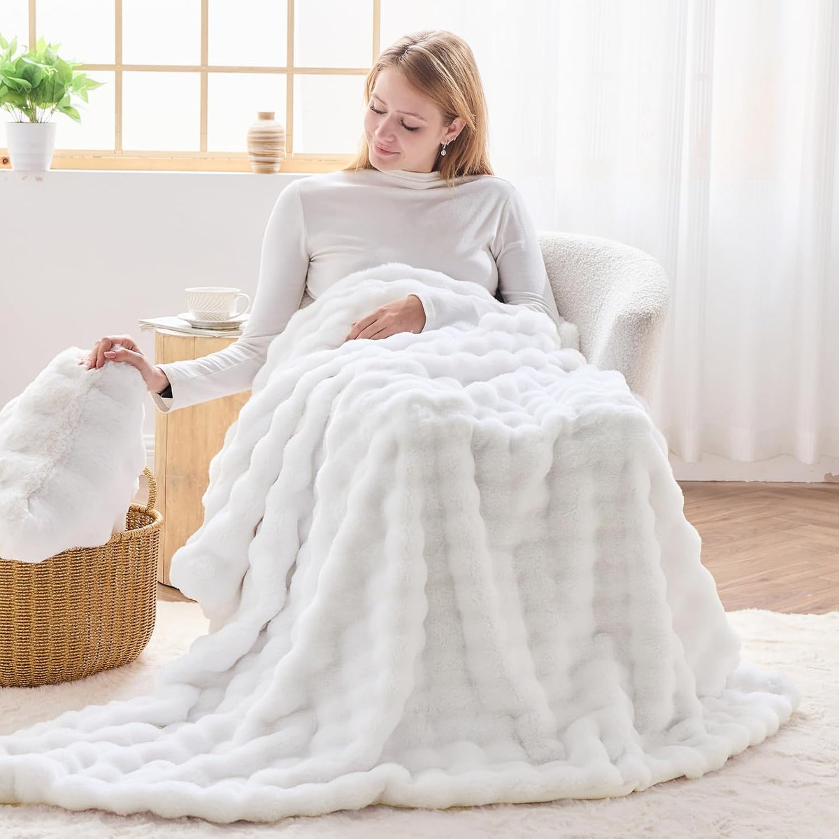 NEWCOSPLAY Faux Fur Twin Blanket White Bubble Blanket Thick Warm Soft for Couch Sofa Bed 550GSM (White, Twin(60"x80"))
