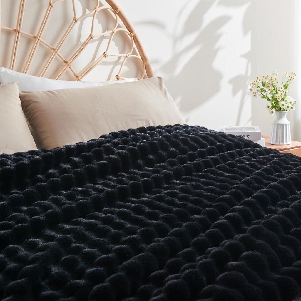 NEWCOSPLAY Faux Fur Twin Blanket Black Bubble Blanket Thick Warm Soft for Couch Sofa Bed 550GSM (Black, Twin(60"x80"))