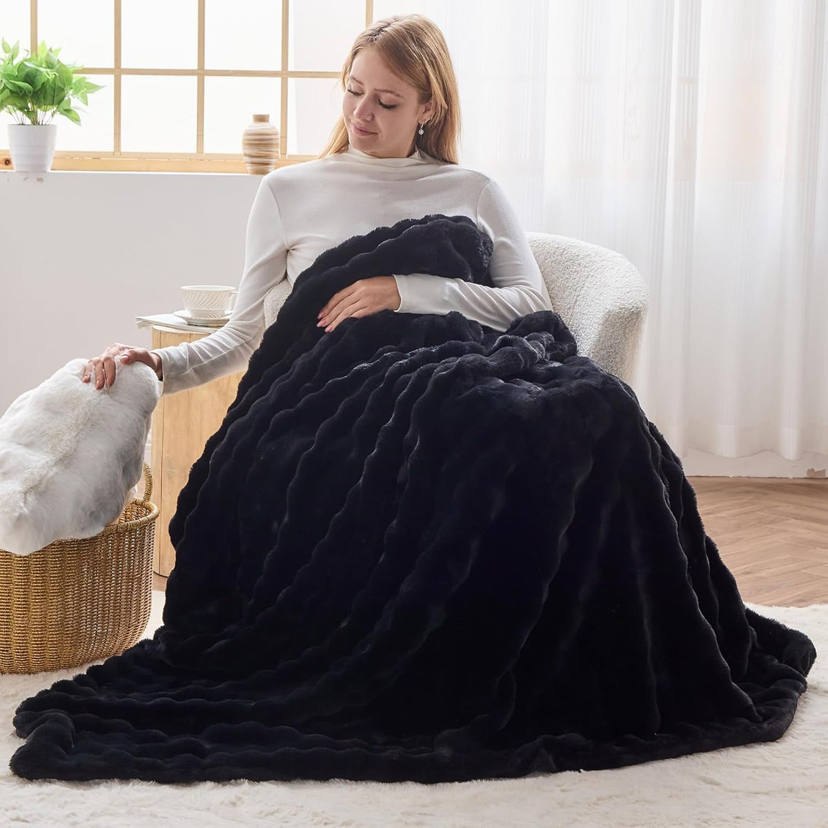NEWCOSPLAY Faux Fur Twin Blanket Black Bubble Blanket Thick Warm Soft for Couch Sofa Bed 550GSM (Black, Twin(60"x80"))
