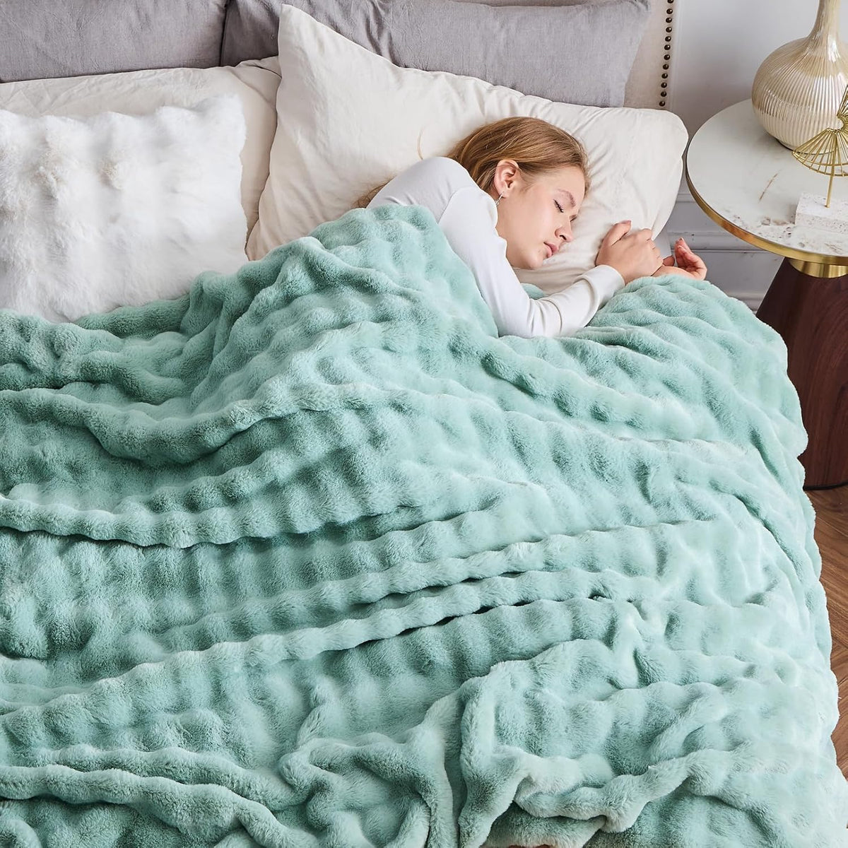 NEWCOSPLAY Faux Fur King Blanket Sage Green Bubble Blanket Thick Warm Soft for Couch Sofa Bed 550GSM (New Sage Green, King(90"x110"))
