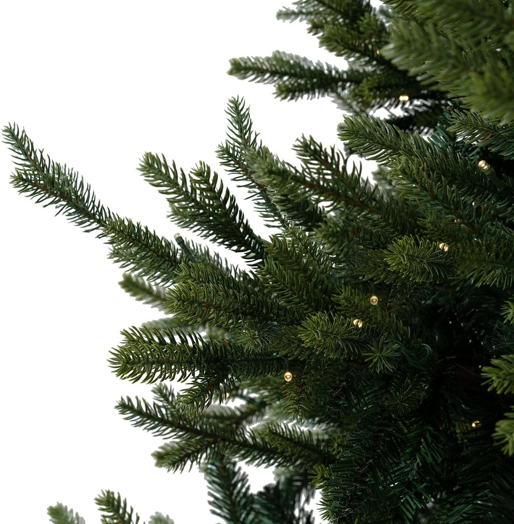 Naomi Home 7.5ft Traditional Christmas Tree with Lights Realistic Classic Christmas Tree Prelit with 4130 Branch Tips 600 Warm Lights and Metal Stand Aritificial